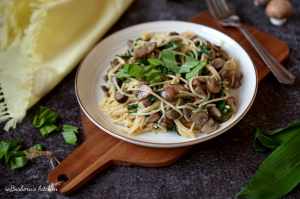 Těstoviny s medvědím česnekem a krémovými žampiony | reBarbora's kitchen