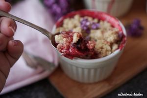 Jahodový crumble s oříškovou drobenkou | reBarbora's kitchen