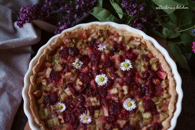 Křehký koláč s rebarborou a malinami