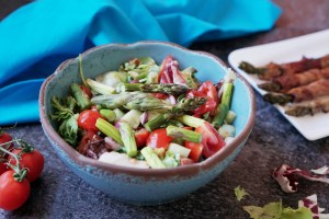 Zeleninový salát s chřestem a medovo-hořčičnou zálivkou | reBarbora's kitchen