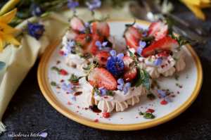 Mini pavlova s jahodami, bazalkovým cukrem a balzamikem | reBarbora's kitchen