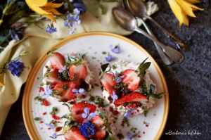 Mini pavlova s jahodami, bazalkovým cukrem a balzamikem | reBarbora's kitchen