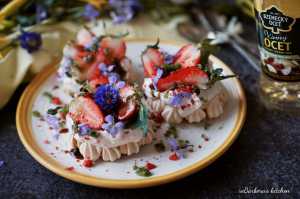 Mini pavlova s jahodami, bazalkovým cukrem a balzamikem | reBarbora's kitchen