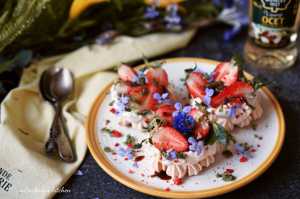 Mini pavlova s jahodami, bazalkovým cukrem a balzamikem | reBarbora's kitchen