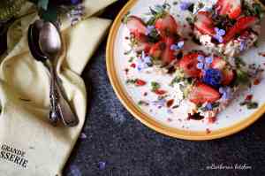 Mini pavlova s jahodami, bazalkovým cukrem a balzamikem | reBarbora's kitchen