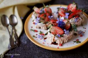 Mini pavlova s jahodami, bazalkovým cukrem a balzamikem | reBarbora's kitchen