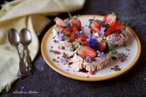 Mini pavlova s jahodami, bazalkovým cukrem a balzamikem | reBarbora's kitchen