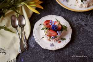 Mini pavlova s jahodami, bazalkovým cukrem a balzamikem | reBarbora's kitchen