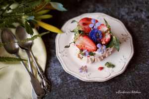 Mini pavlova s jahodami, bazalkovým cukrem a balzamikem | reBarbora's kitchen