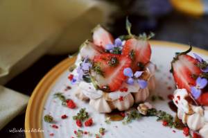 Mini pavlova s jahodami, bazalkovým cukrem a balzamikem | reBarbora's kitchen