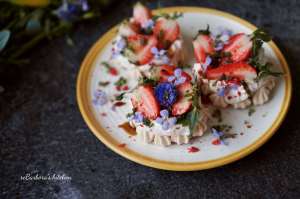Mini pavlova s jahodami, bazalkovým cukrem a balzamikem | reBarbora's kitchen