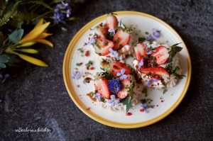 Mini pavlova s jahodami, bazalkovým cukrem a balzamikem | reBarbora's kitchen