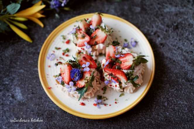 Mini pavlova s jahodami, bazalkovým cukrem a balzamikem | reBarbora's kitchen