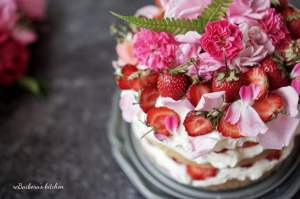 Mandlový dort se smetanovým krémem a jahodami | reBarbora's kitchen