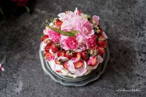 Mandlový dort se smetanovým krémem a jahodami | reBarbora's kitchen