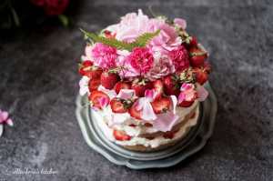 Mandlový dort se smetanovým krémem a jahodami | reBarbora's kitchen