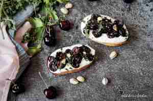 Crostini/tousty s pečenými třešněmi a tymiánem | reBarbora's kitchen