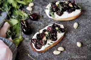 Crostini/tousty s pečenými třešněmi a tymiánem | reBarbora's kitchen