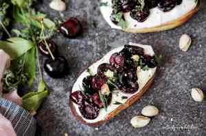 Crostini/tousty s pečenými třešněmi a tymiánem | reBarbora's kitchen