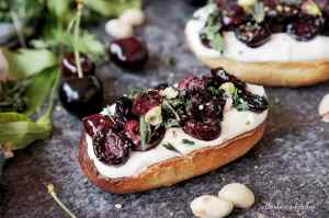 Crostini/tousty s pečenými třešněmi a tymiánem | reBarbora's kitchen