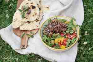 Grill: Marinovaný bůček se salátem a česnekovo-rozmarýnovou focacciou | reBarbora's kitchen