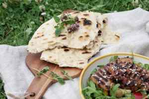 Grill: Marinovaný bůček se salátem a česnekovo-rozmarýnovou focacciou | reBarbora's kitchen