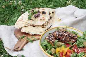 Grill: Marinovaný bůček se salátem a česnekovo-rozmarýnovou focacciou | reBarbora's kitchen