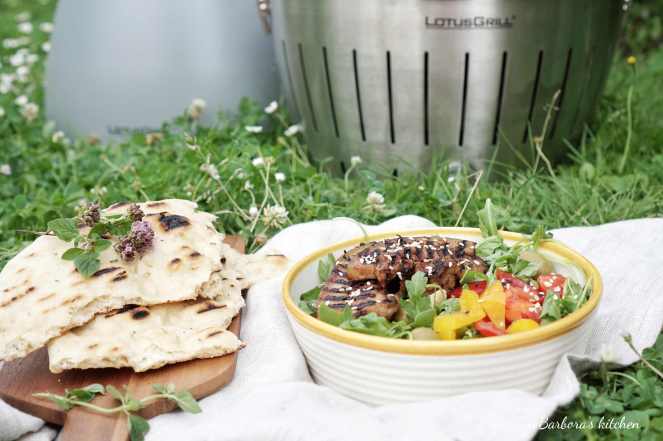 Grill: Marinovaný bůček se salátem a česnekovo-rozmarýnovou focacciou | reBarbora's kitchen