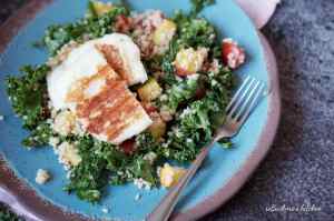 Salát s kadeřávkem, broskvemi a halloumi sýrem | reBarbora's kitchen