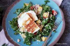 Salát s kadeřávkem, broskvemi a halloumi sýrem | reBarbora's kitchen