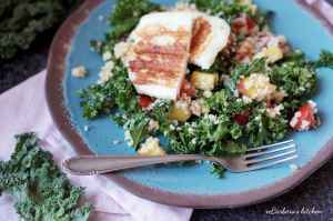 Salát s kadeřávkem, broskvemi a halloumi sýrem | reBarbora's kitchen