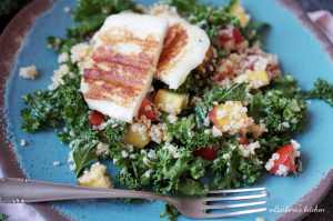 Salát s kadeřávkem, broskvemi a halloumi sýrem | reBarbora's kitchen