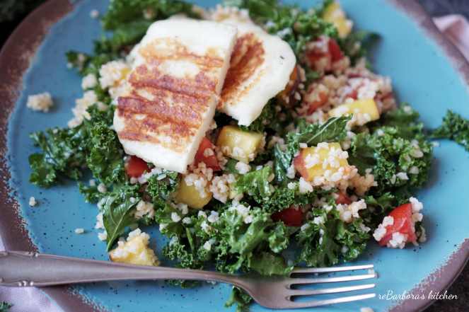 Salát s kadeřávkem, broskvemi a halloumi sýrem | reBarbora's kitchen