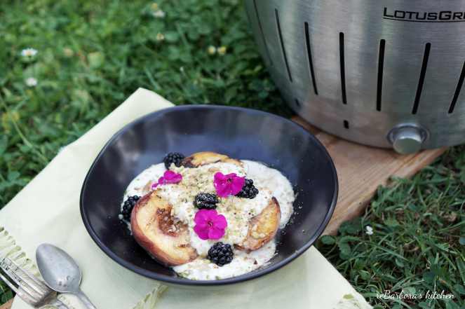 LotusGrill: Grilované broskve s jogurtovým dipem, ořechy a griliášem | reBarbora's kitchen
