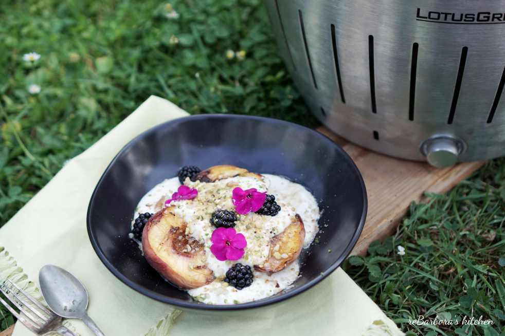 LotusGrill: Grilované broskve s jogurtovým dipem, ořechy a griliášem | reBarbora's kitchen