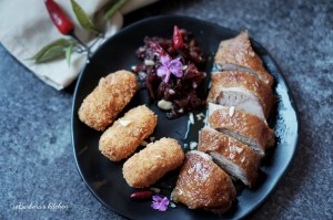 Kachní prsa s bramborovo-mandlovými kroketami a chutney (čatní) z červeného zelí | reBarbora's kitchen